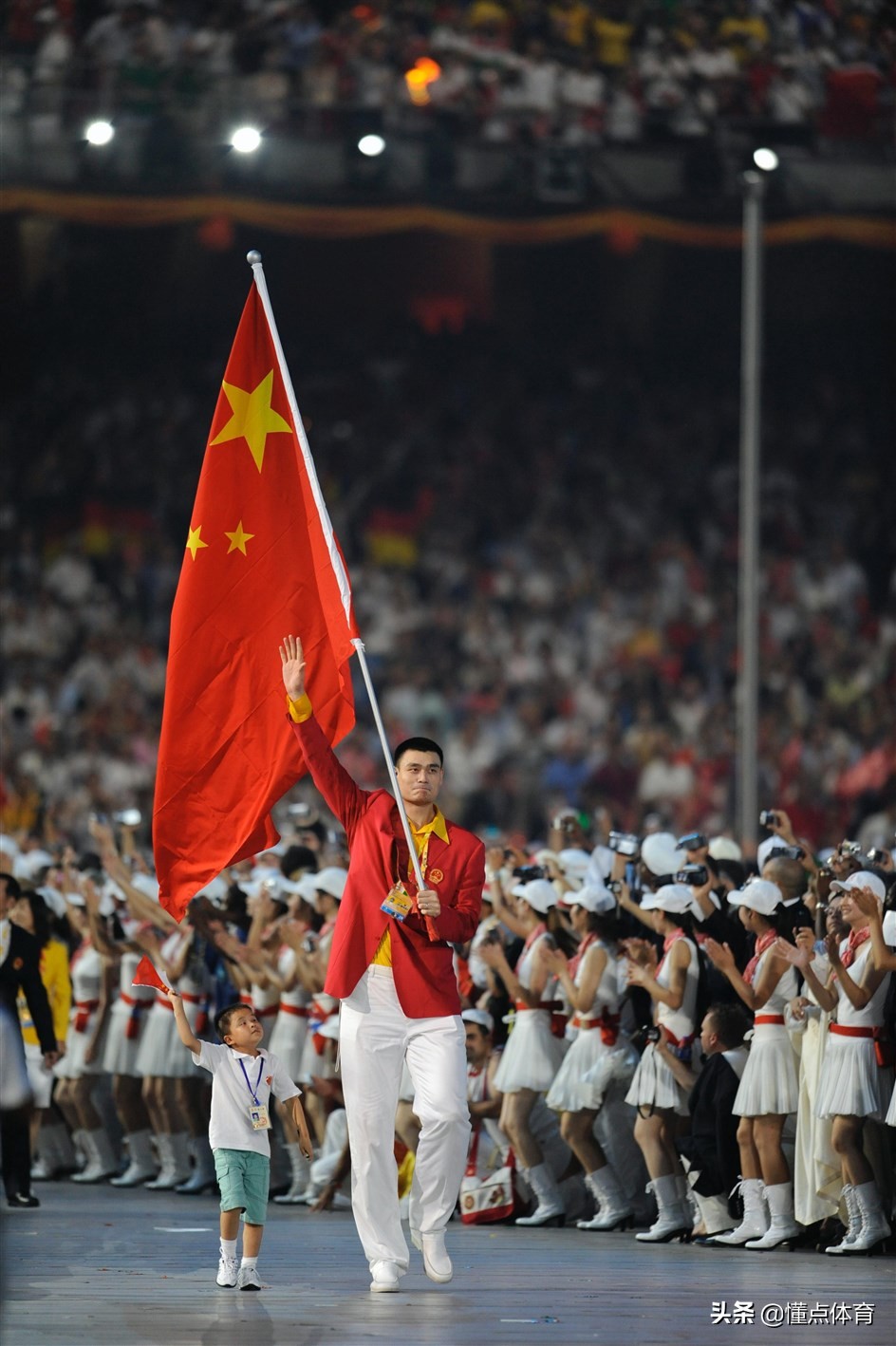 2008年奥运会中国队旗手是谁(历届奥运会中国旗手：除1人外均来自男篮)