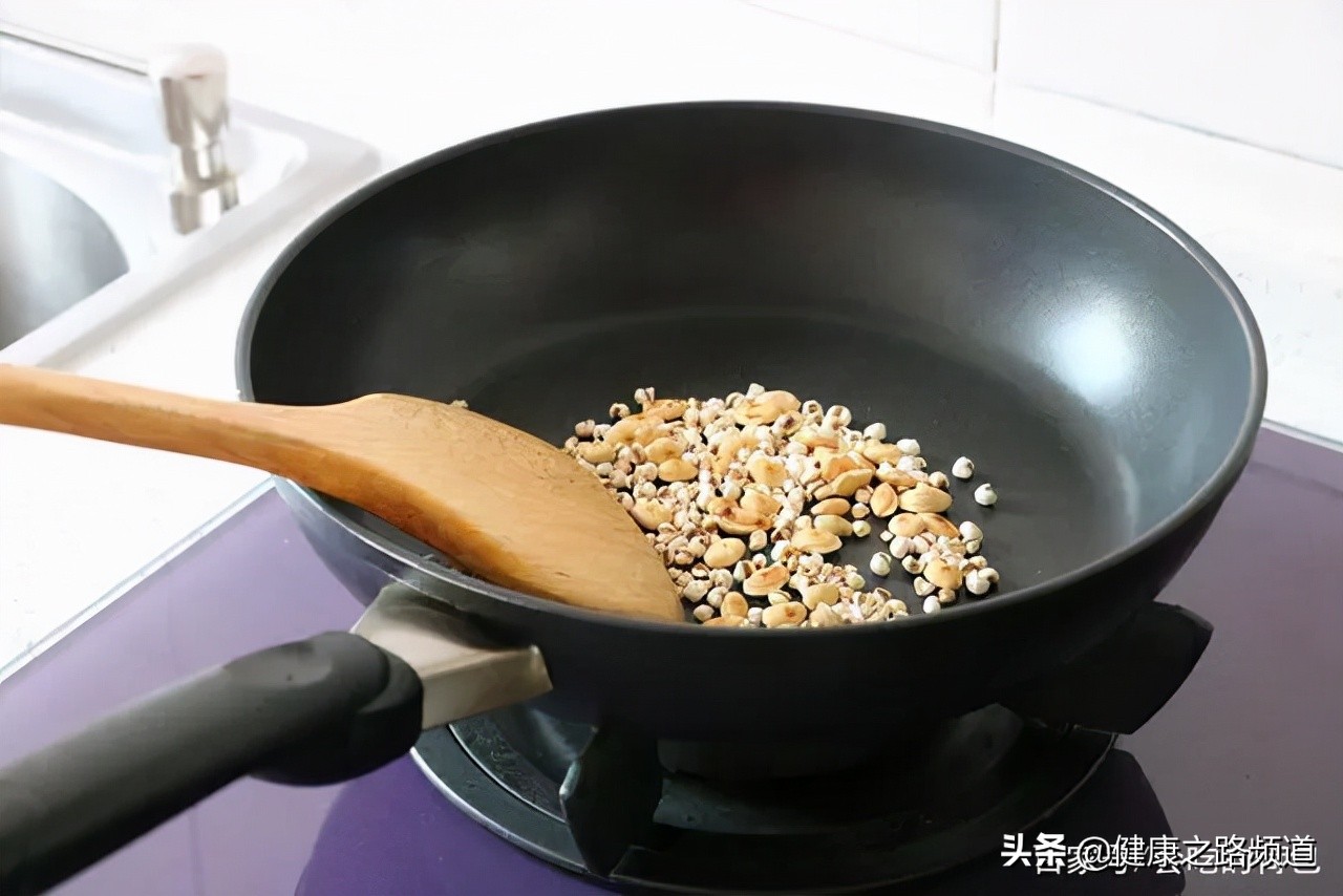 脾胃虚弱的人，湿气也很重，把5种食材煮一煮，脾胃慢慢好起来