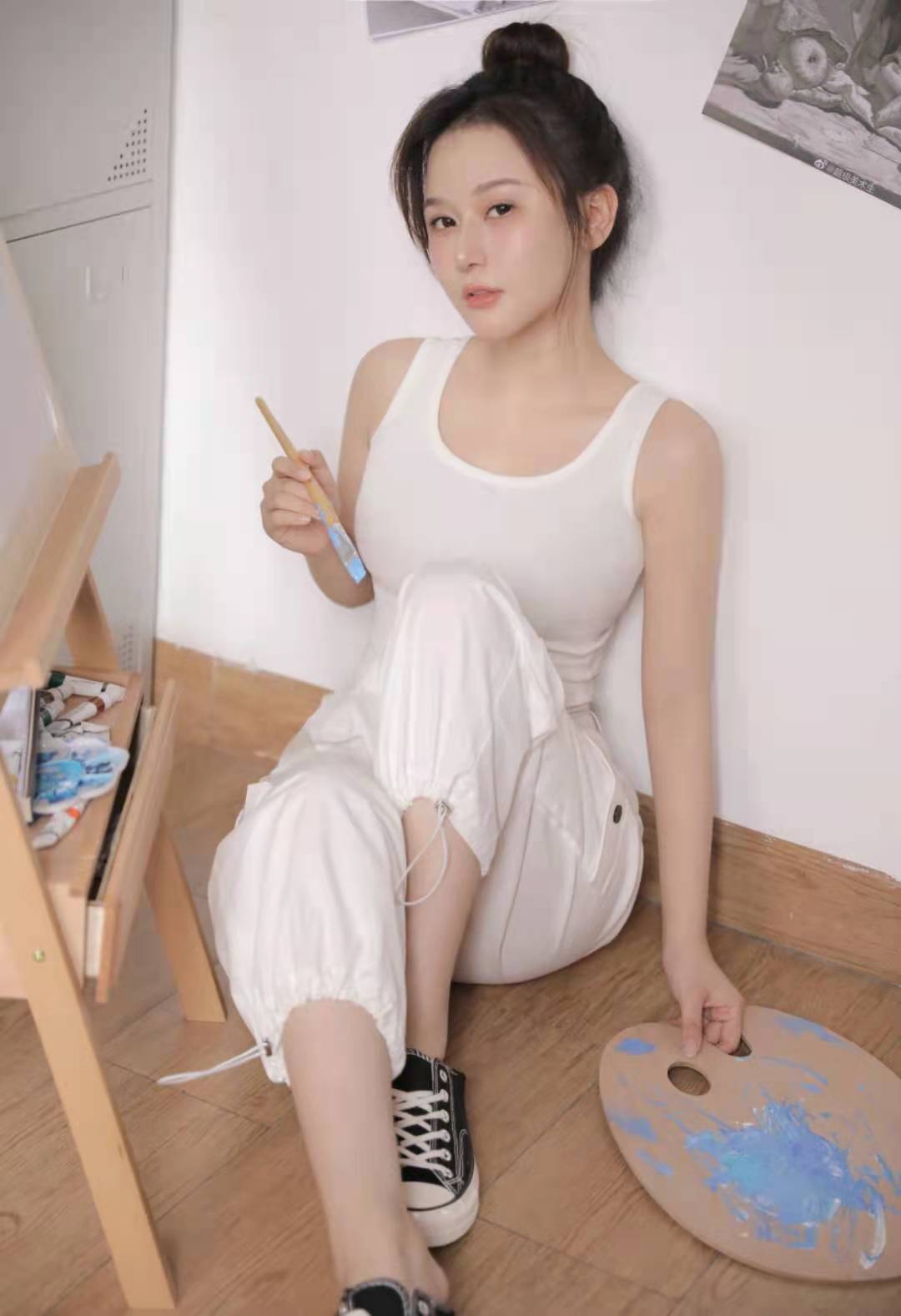 何雨桐,1991年出生于广州,毕业于广东外语外贸大学,毕业后做过广告