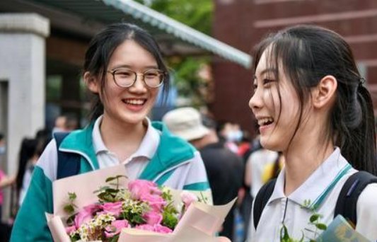 重庆高考考生659分，却因父母行为无校可上，泪洒当场只能复读