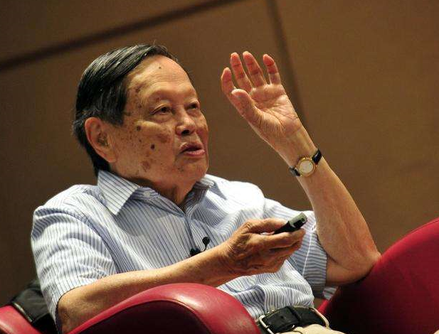 杨振宁看不下去的《三体》，被入选为高考题，教育部也在推荐读