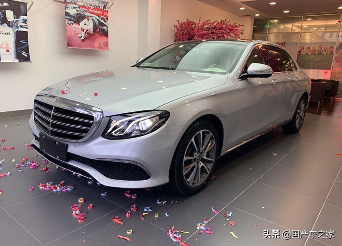 罕见银色立标奔驰e300l,配浅内饰,网友:这才是奔驰该有的气质