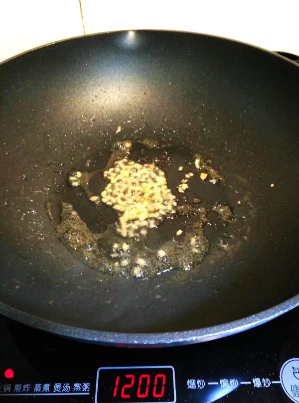 炒河粉的做法(炒河粉，别直接下油锅！方法顺序不对，难怪易断又粘锅，太香了)