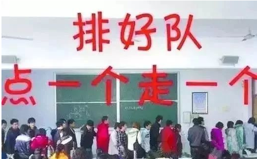 大学老师课堂“花式点名”，防翘课使浑身解数，学生表示不服不行