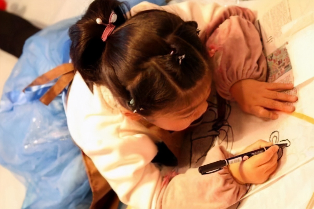 小学生画妈妈唯美睡姿火了，老师看后赞不绝口：都是妈见打系列