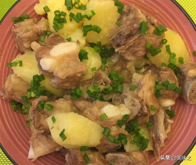 土豆烧排骨10种好吃的做法，让肉香更浓郁，土豆软糯不烂