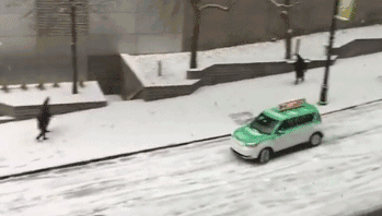汽车百科知识：冰面雪地驾车如何防滑·新手司机建议阅读