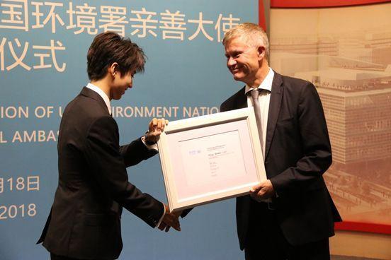 北电刚开学，关晓彤王俊凯学校露面后就乘机离京，为工作真的拼