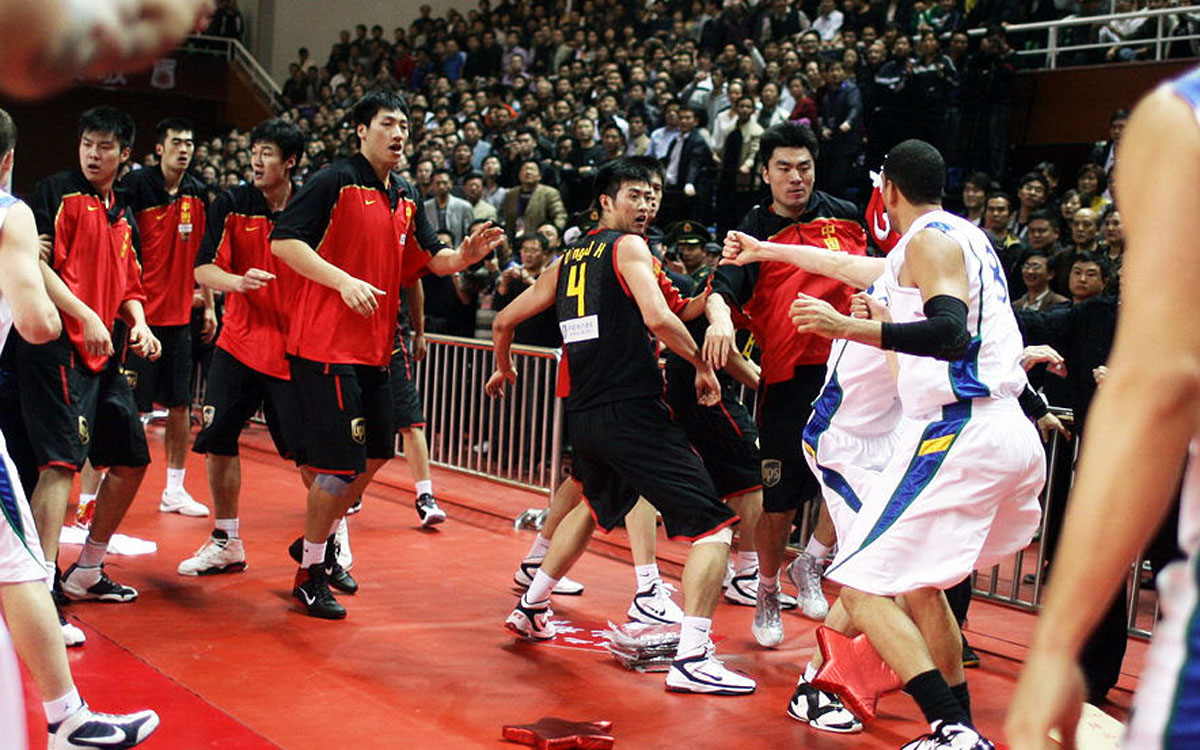 友谊赛成格斗，中国男篮打得巴西“落荒而逃”，险无法参加奥运会