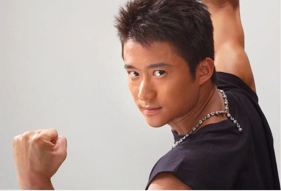 他来自一个武术世家6岁开始练习武术,向吴斌学习,变成了李连杰,甄子丹