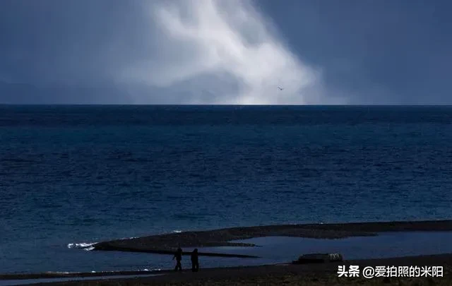 清晨纳木措，雨滴敲打着屋顶