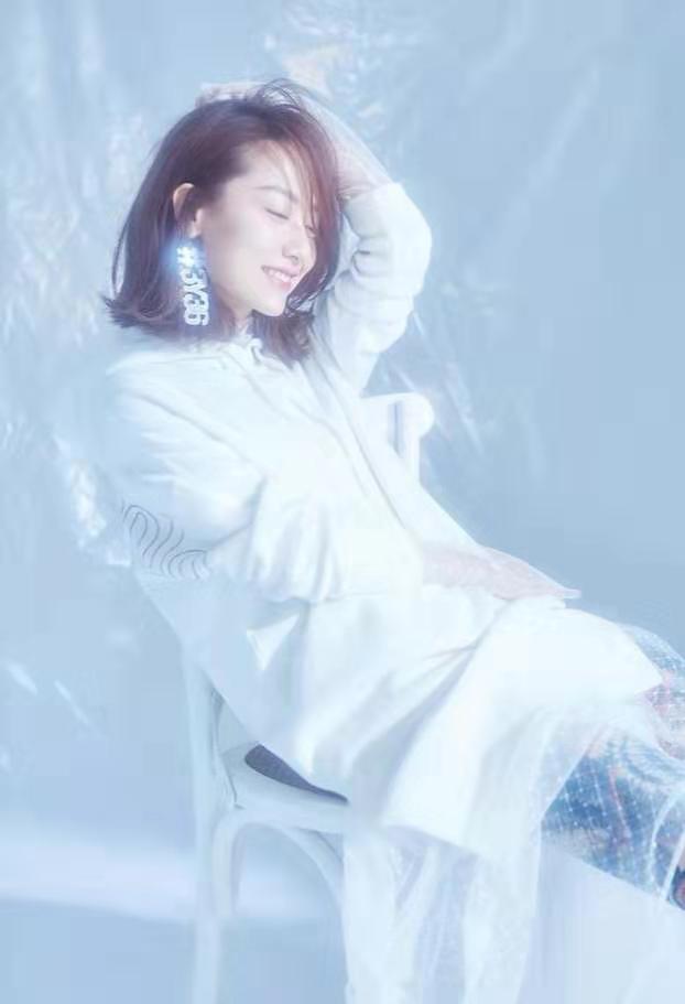“京城四美”之一白冰，穿蓝色刺绣衫复古优雅，33岁美得楚楚动人