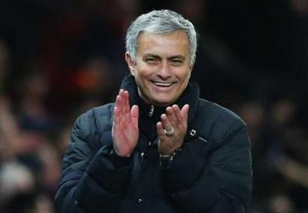 曼联逆转尤文图斯穆里尼奥庆祝(穆里尼奥那贱贱的笑容太魔性了,一言不