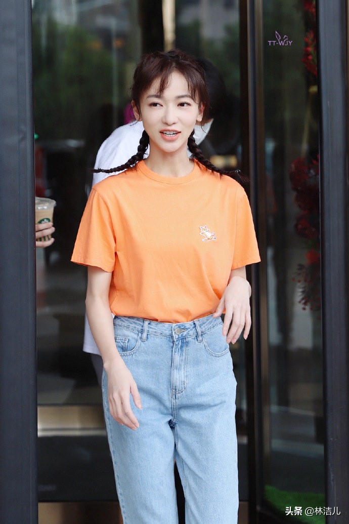 純白T恤靠邊站，今年夏天流行logoT恤，IU、Jennie全都被種草了