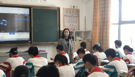 95后美女副校长走红，颜值与实力均在线，却因“学历”引发争议