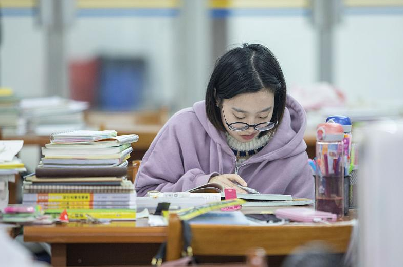 大学辅导员工资曝光，看到金额羡慕了，难怪名校毕业生抢着去当