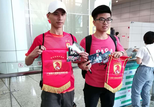 球员抵达广州心情不错（里皮归来！123天后返回广州心情不错，恒大球迷热情接机）