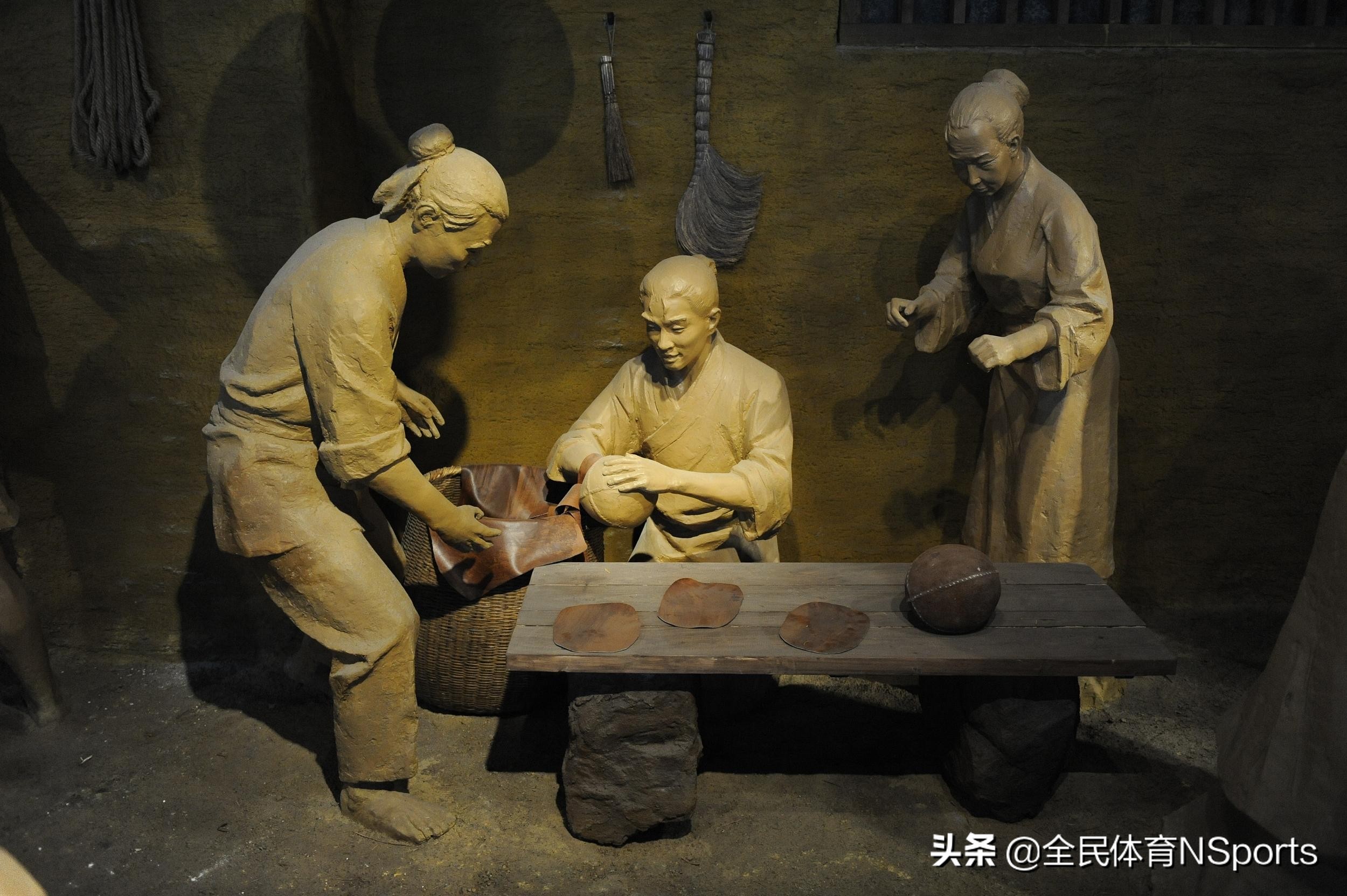 而且足球运动起源于中国(足球起源于中国，蹴鞠真是足球的祖先？)