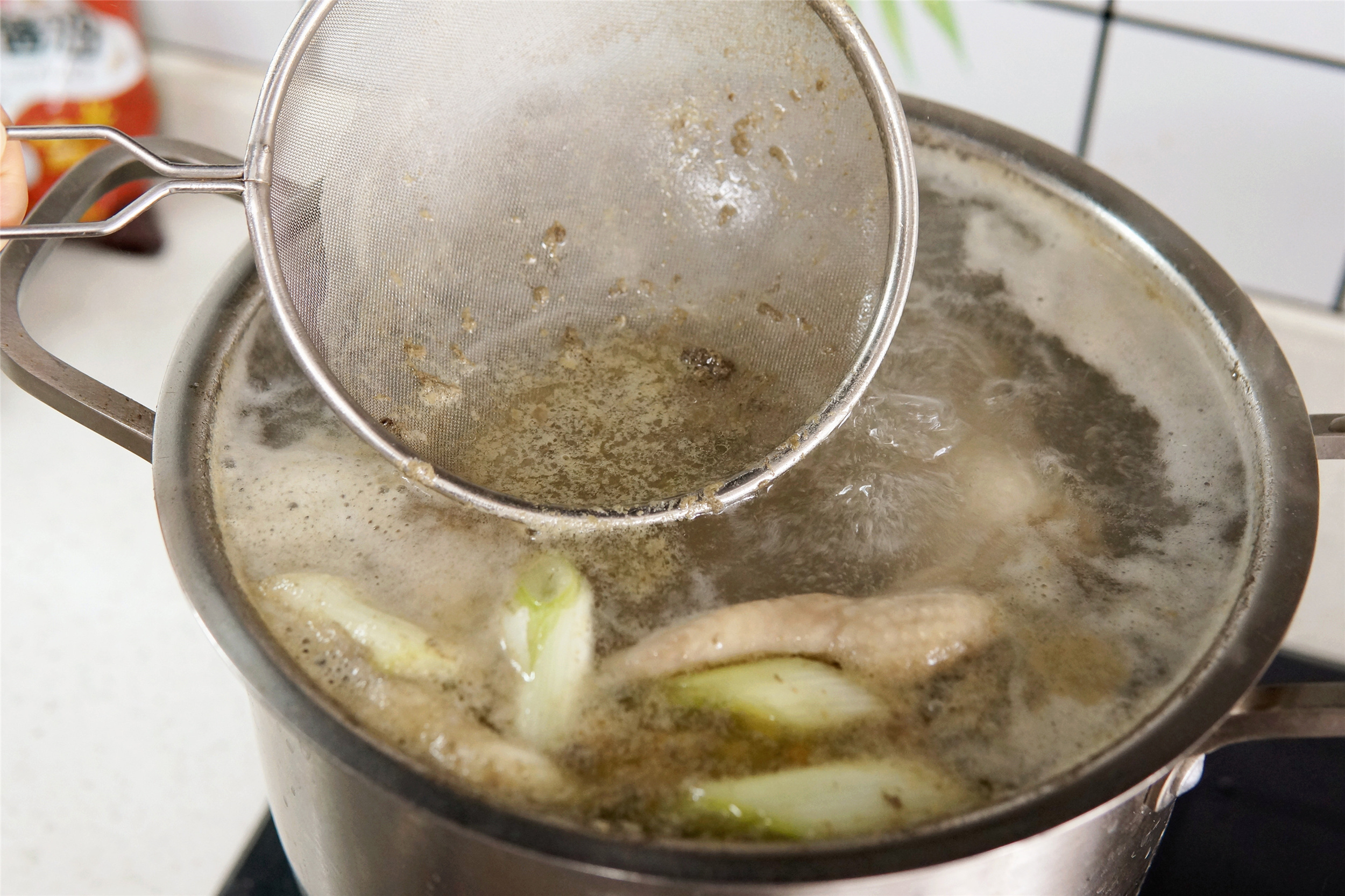 大厨教的高汤做法，做菜时随手放2块，菜香汤鲜，不用放味精了