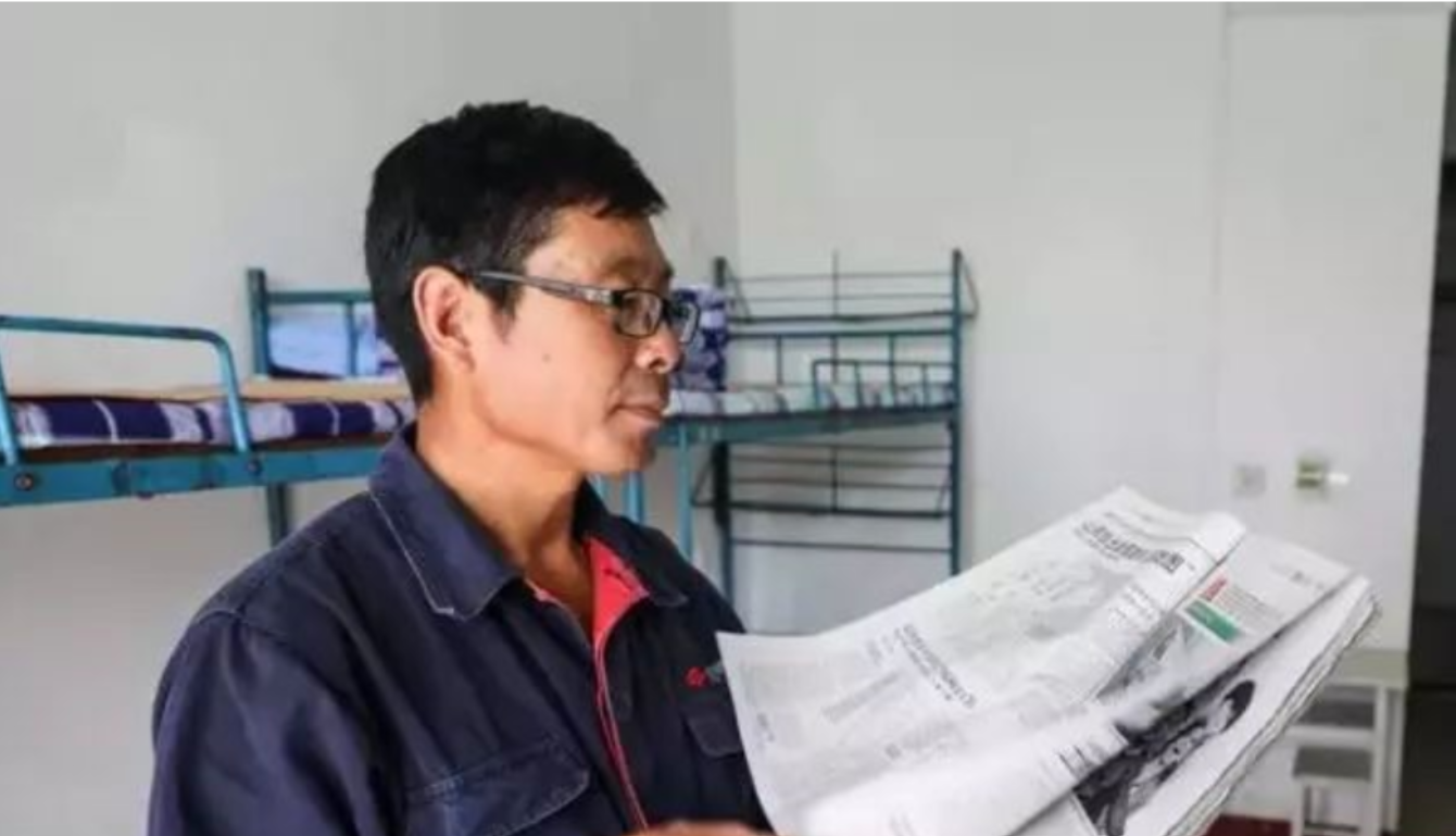 山东54岁泥瓦匠大学毕业：一直瞒着妻子去上学，因年龄多次投简历无果，只能回到工地