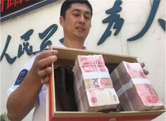 多家银行宣布存取款数额已被上锁，储户要留意，做好准备再去