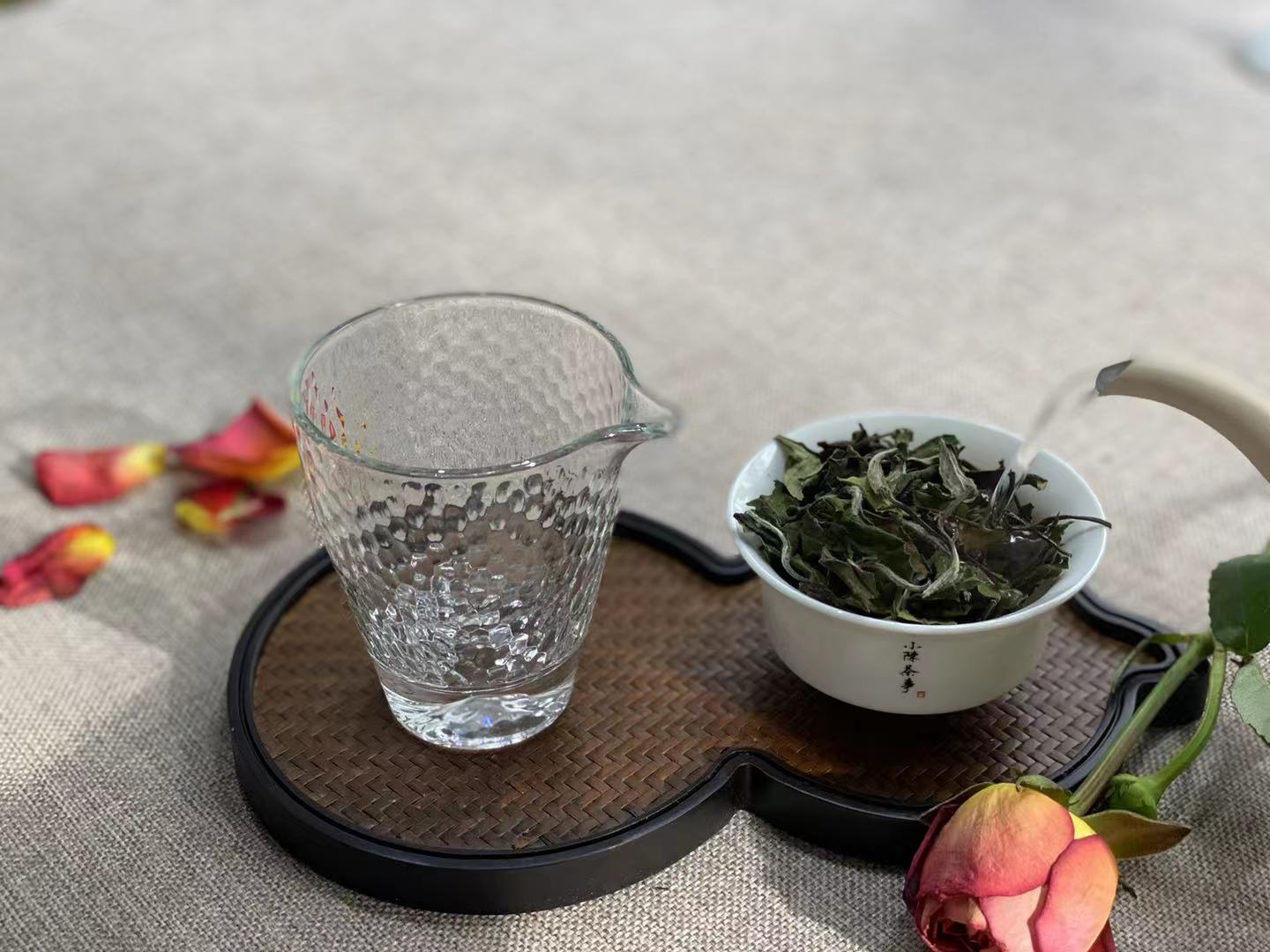 新茶和老茶、春茶和秋茶、散茶和饼茶，白茶的分类你都了解吗？