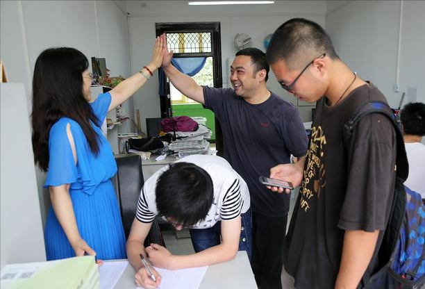 河南发布高考录取分数线！二本线只有400分，网友：这分数算高？