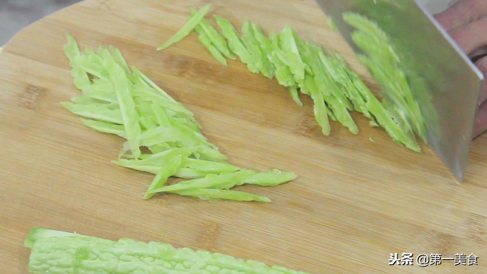 涼拌苦瓜怎麼做不苦竅門(飯店的苦瓜怎樣拌的清脆不苦色澤翠綠？廚師長分享一招，太實用了)