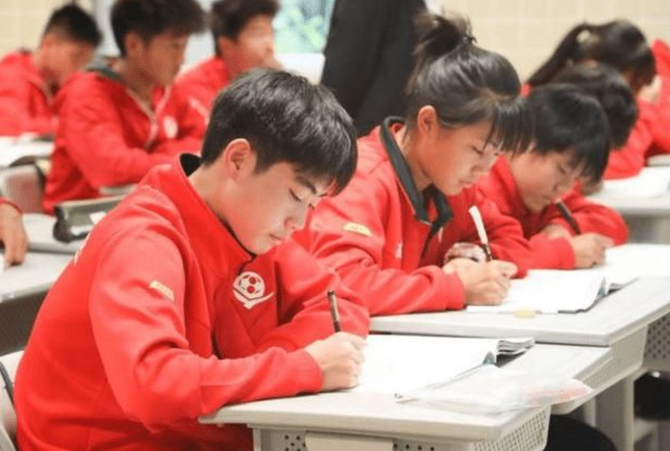 安徽考生被英语成绩拖累，网友打抱不平，要求取消主科地位