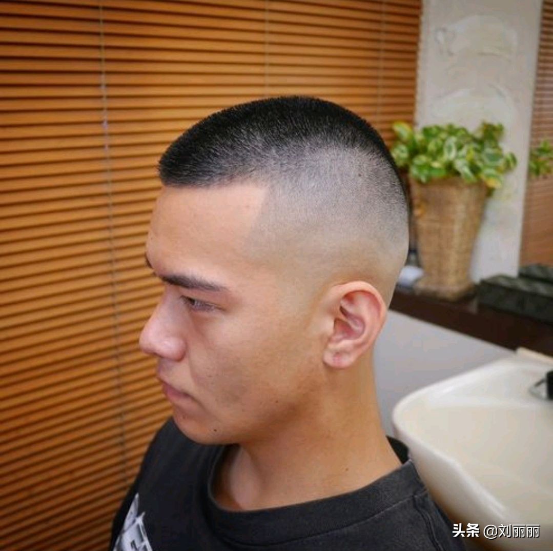圆寸头是男士夏季的首选发型,超短的发型干净利落免打理,基本上适合大