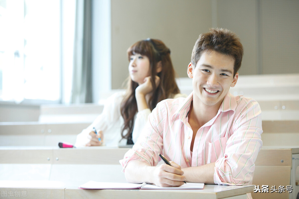 我和男友在学校亲热被学校发现，我们都被开除了