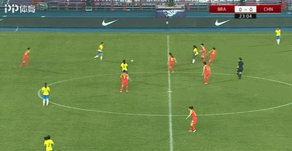点球4-2！中国女足战胜巴西女足，2场0丢球夺冠，疯狂拥抱1功臣