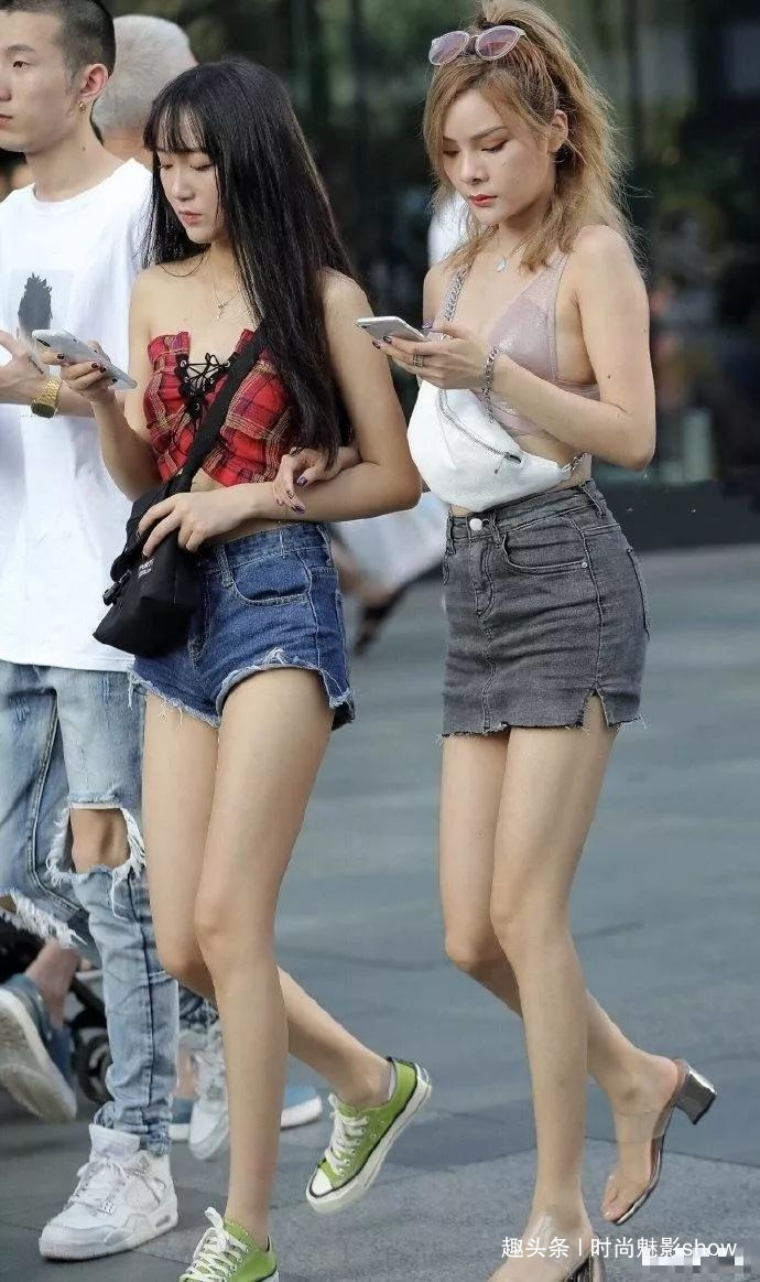 东莞街拍 休闲风格出街的闺蜜，明明很普通背心，却魅力十足