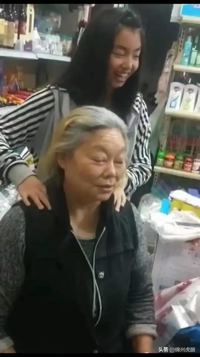 好心疼！绵阳十二三岁的娃娃，竟被学校赶下田去插秧子