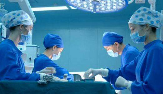 医生劝回临产产妇，刚到酒店2小时孩子出生，网友怒斥医生：无知