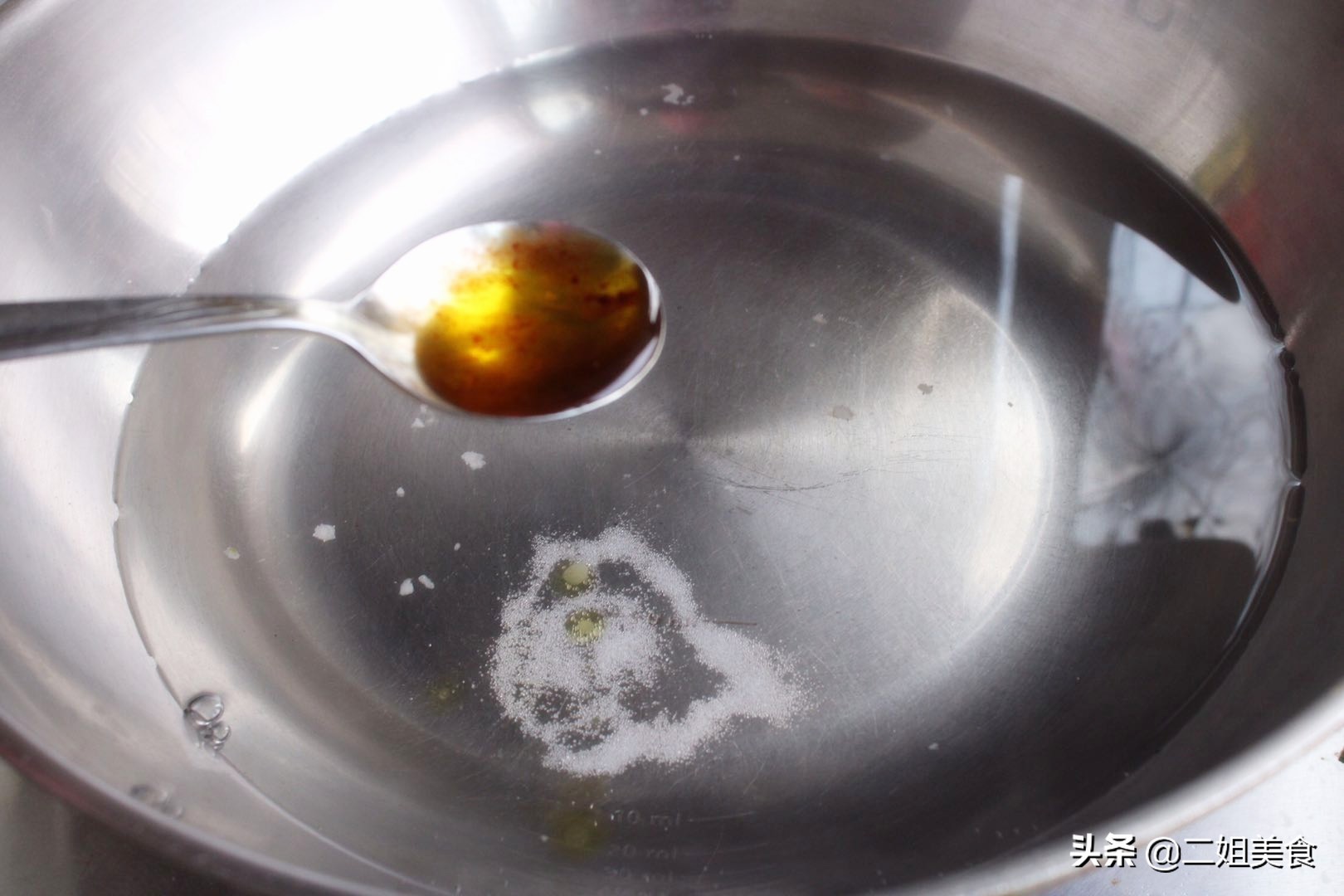 如何做西芹炒百合才脆嫩？成熟一致是关键，调料顺序别弄错