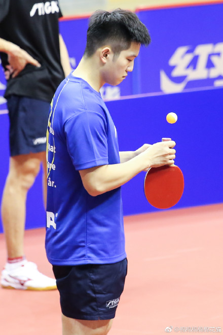 自己一个人怎么打乒乓球（单人练习乒乓球—最快涨球感秘籍，12种不同的颠球方法）