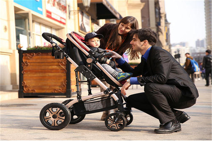 宝宝坐婴儿车有哪些注意