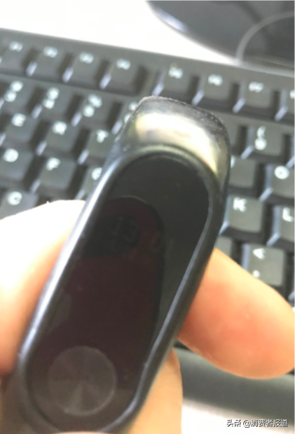 多人投诉小米手环屏幕亮度大幅降低，小米要用户加钱买新品