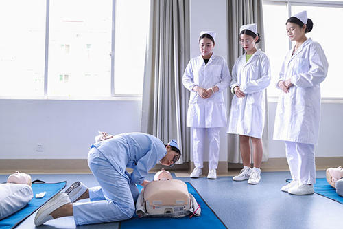 985护理系招生遇冷？分数线一降再降都招不到生，遭到网友嘲讽