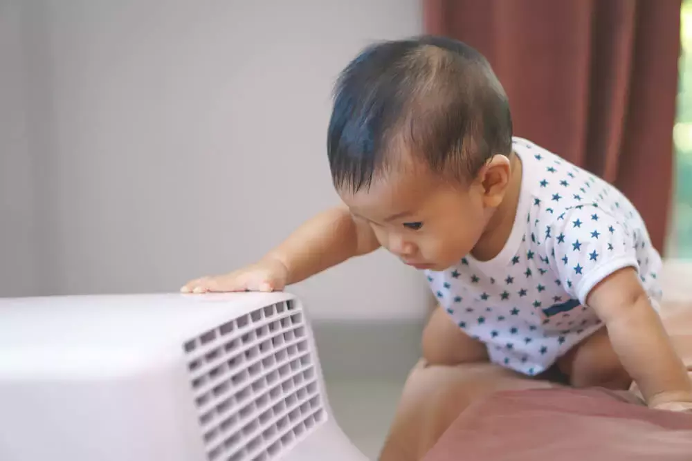 夏日炎炎，吹空调和吹风扇，哪个更适合宝宝？答案“暗藏玄机”