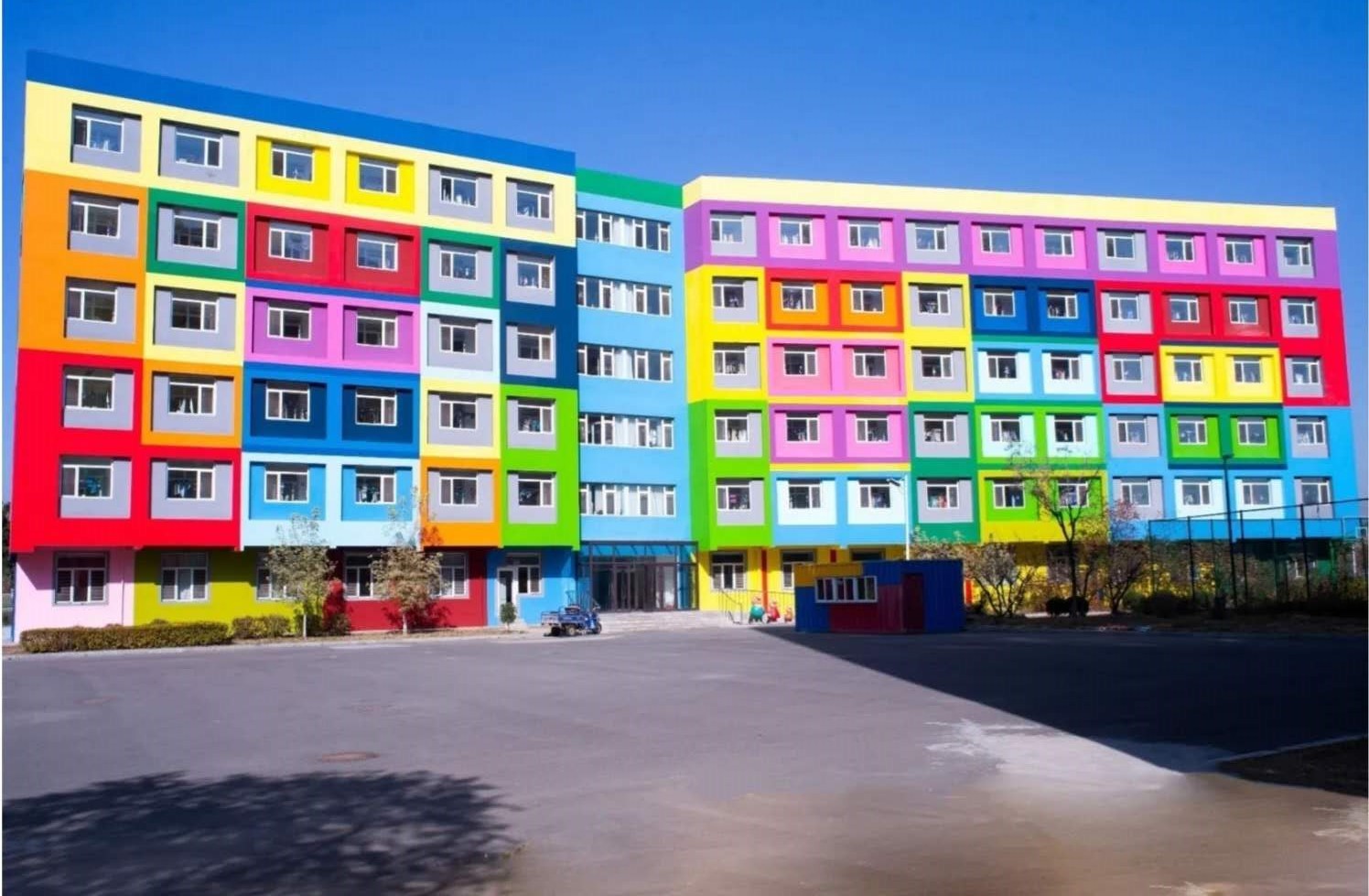 辽宁何氏医学院：国家级风景区里的大学