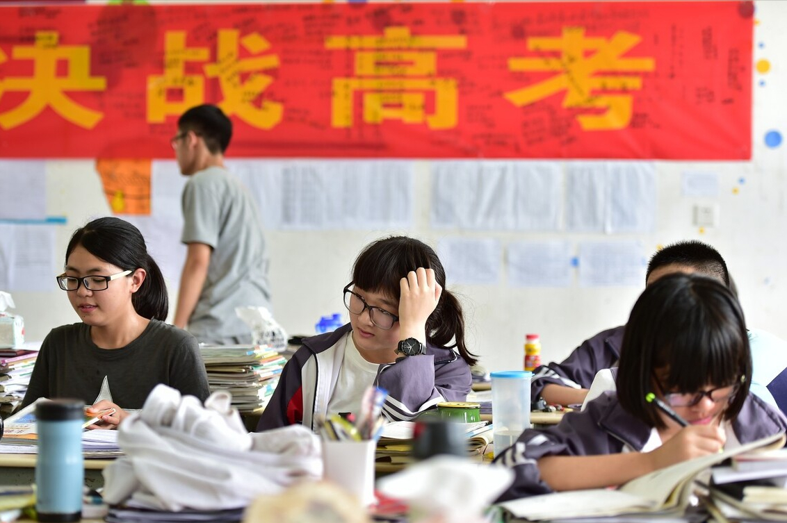 高考考生要求“更换”答题卡，遭监考老师拒绝，痛哭半小时也无用