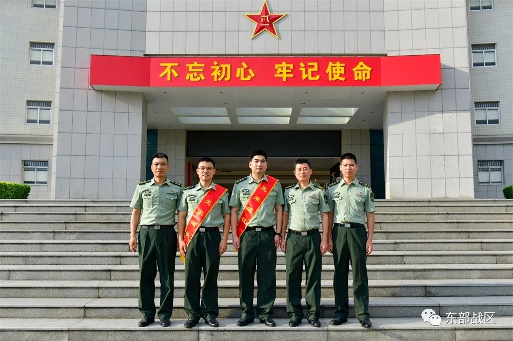 军官退役仪式，开始了