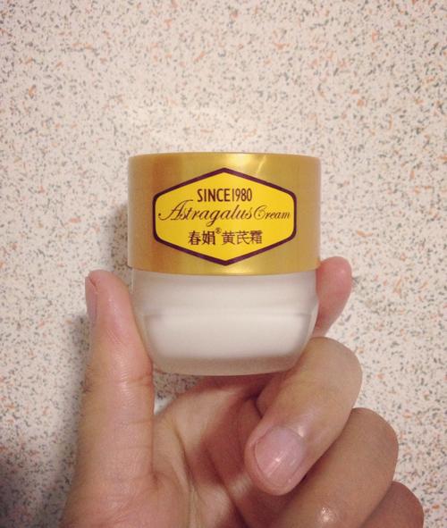 像是"蓝风"系列洗衣粉,"红玫瑰"餐具洗洁精,"双猫"洗衣浆(膏)及"春娟"