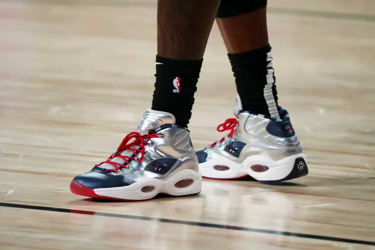 金属银搭配海军蓝有点酷"og meets og"的第二款配色reebok question