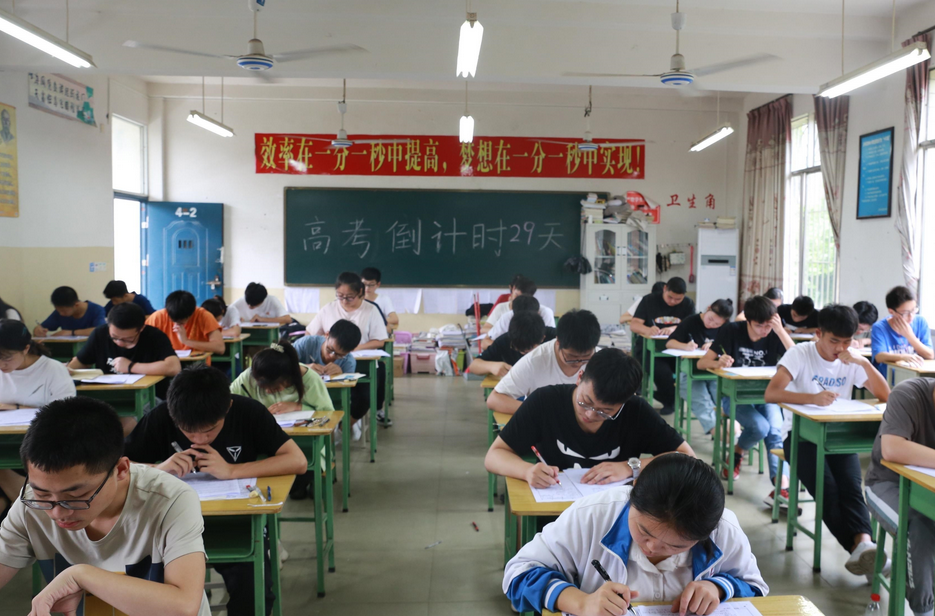 高考女生因“一字马”走红，成绩公布却遭很多人嘲笑，到底考几分