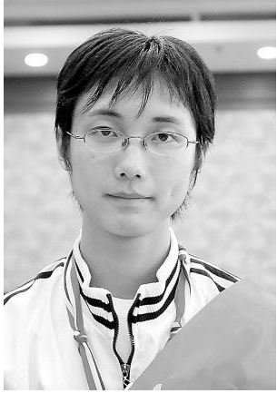 2005年，少年背母上学感动中国后，变性成女人，如今美到认不出