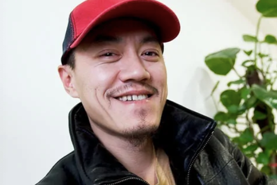 52岁雪村携小13岁老婆露面,手牵手登台深情对唱,羡煞付笛生夫妇