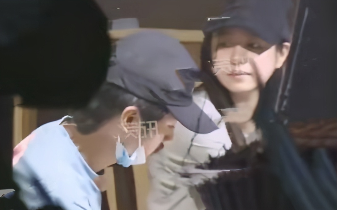 陈妍希拖家带口探班陈晓，变望夫石痴望老公，儿子东张西望很活泼